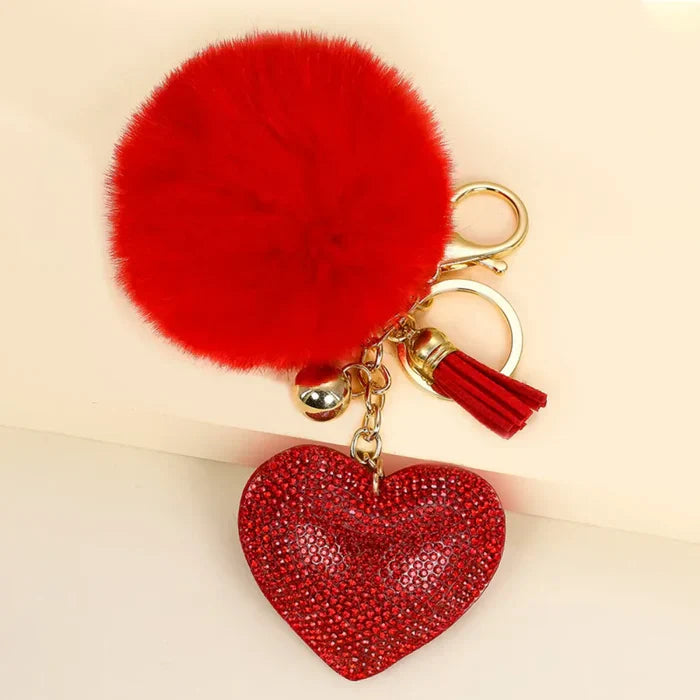 Chaveiro com Pingente de Pompom e Coração em Strass Brilhante Lovely